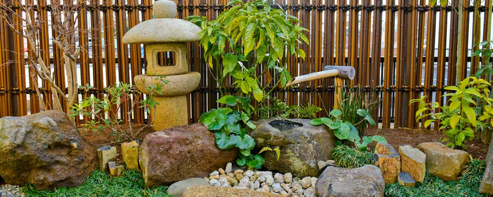 閑静な住宅地に佇む日本庭園